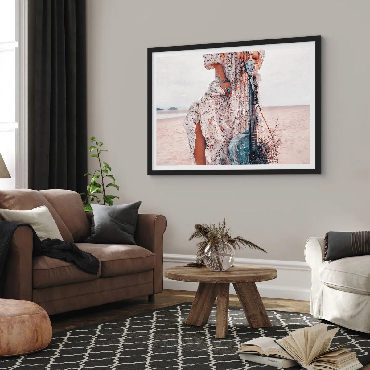 Poster in einem schwarzem Rahmen - Frau im Boho-Stil mit Gitarre am Strand - 100x70cm - Kinderblumen auf dem Weg - Moderne Wanddekoration für Wohnzimmer und Schlafzimmer ARTTOR