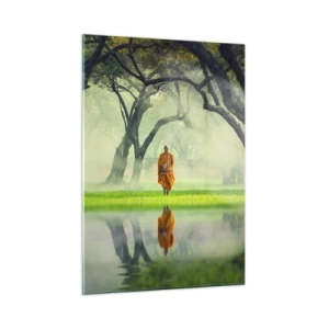 Glasbild - Bild auf glas - Ein Mönch in einer orangefarbenen Robe geht zwischen den Bäumen am Wasser spazieren - 50x70cm - Auf dem Weg zur Erleuchtung - Moderne Wanddekoration für Wohnzimmer und Schlafzimmer ARTTOR