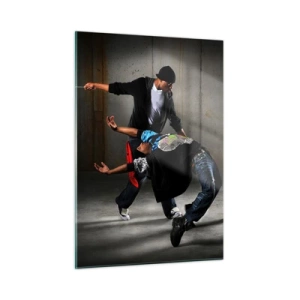 Glasbild - Bild auf glas - Eine Gruppe von Tänzern in einer dynamischen Pose vor einem industriellen Hintergrund. - 50x70cm - Tanzen mit dem Straßenwind - Moderne Wanddekoration für Wohnzimmer und Schlafzimmer ARTTOR