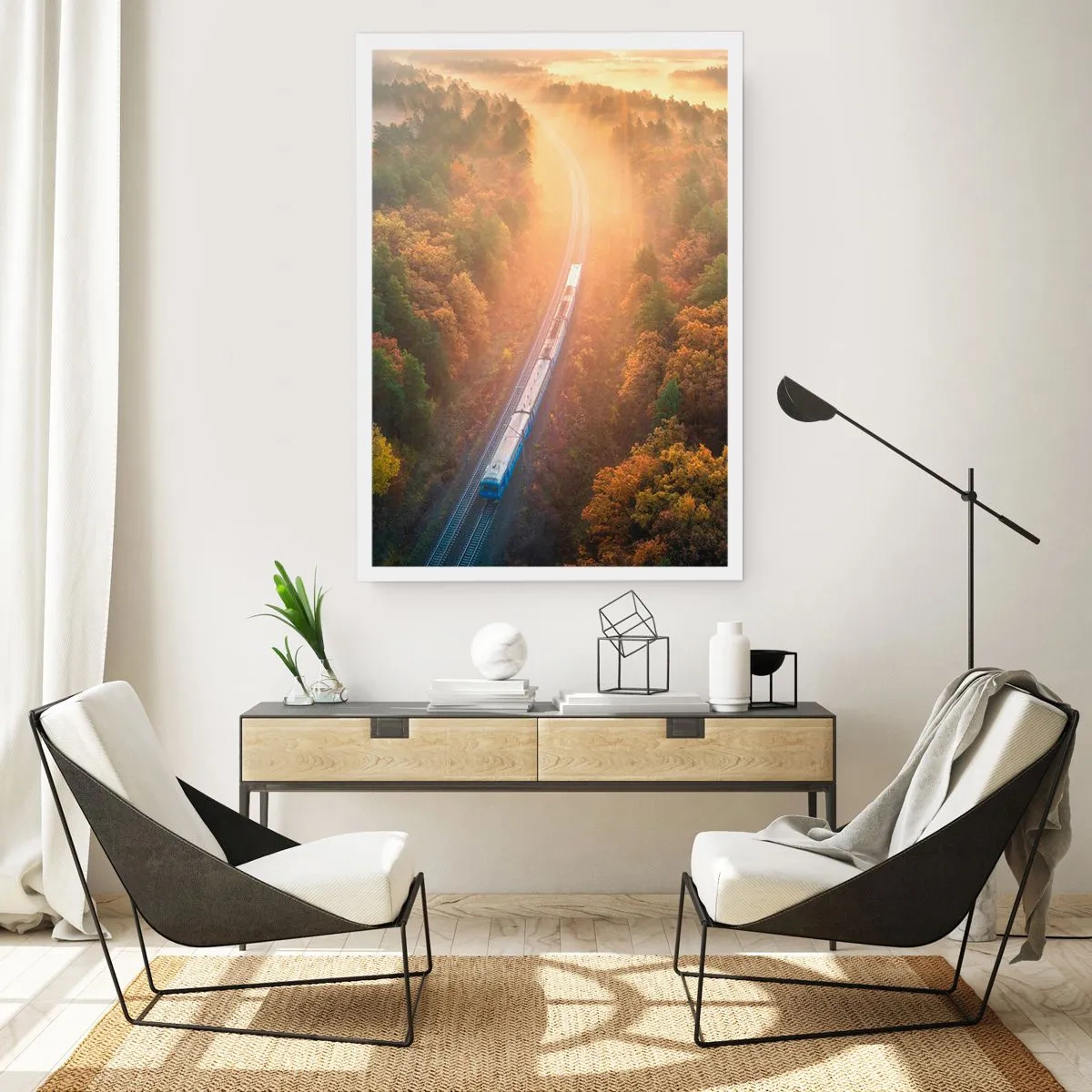 Poster - Ein Zug, der in den Strahlen der aufgehenden Sonne durch einen herbstlichen Wald fährt - 50x70cm - Herbstreise - Moderne Wanddekoration für Wohnzimmer und Schlafzimmer ARTTOR