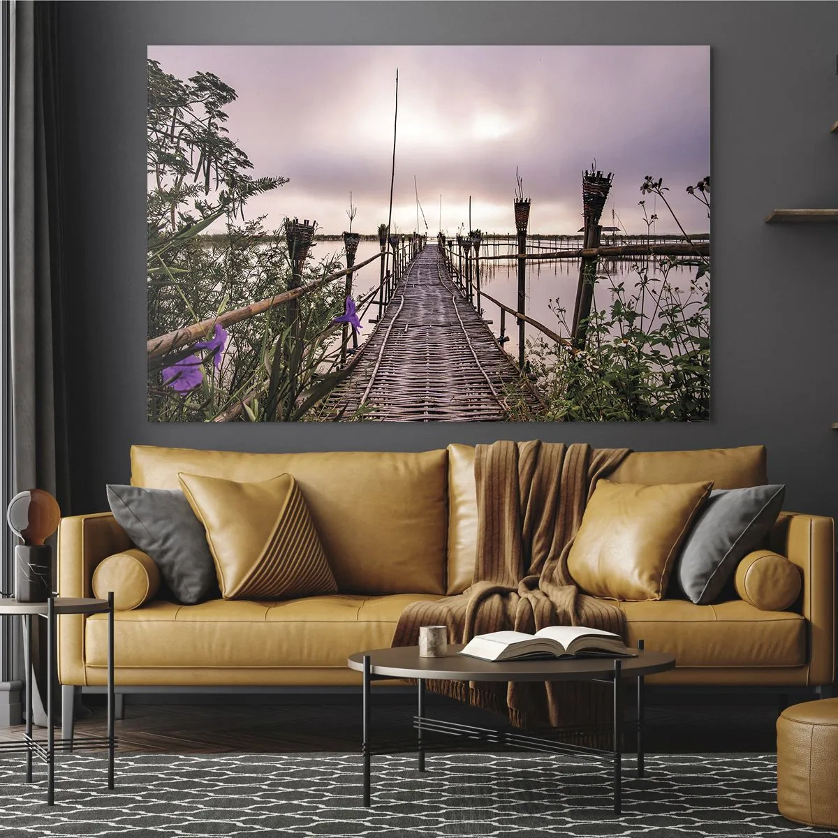 Glasbild - Bild auf glas - Eine Bambusbrücke, die über den See führt, umgeben von Pflanzen und Blumen - 70x50cm - Frieden und Ruhe Asiens - Moderne Wanddekoration für Wohnzimmer und Schlafzimmer ARTTOR