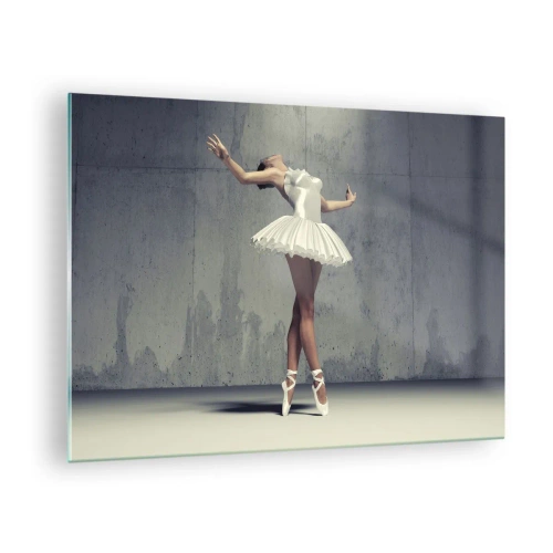 Glasbild - Bild auf glas - Eine Ballerina in einem weißen Kleid vor einer rohen Wand - 70x50cm - Leicht wie ein Vogel - Moderne Wanddekoration für Wohnzimmer und Schlafzimmer ARTTOR