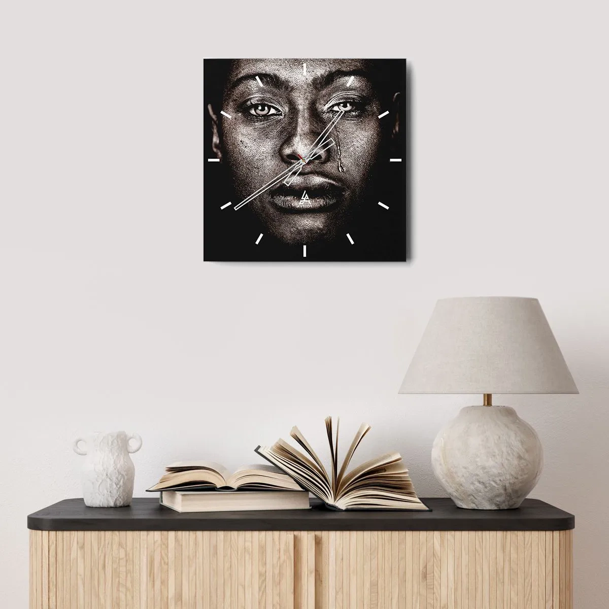 Wanduhr - Glasuhr - Porträt eines Gesichts mit einer einzelnen Träne auf schwarzem Hintergrund - 30x30cm - Eine Träne - Moderne Wanddekoration für Wohnzimmer und Schlafzimmer ARTTOR