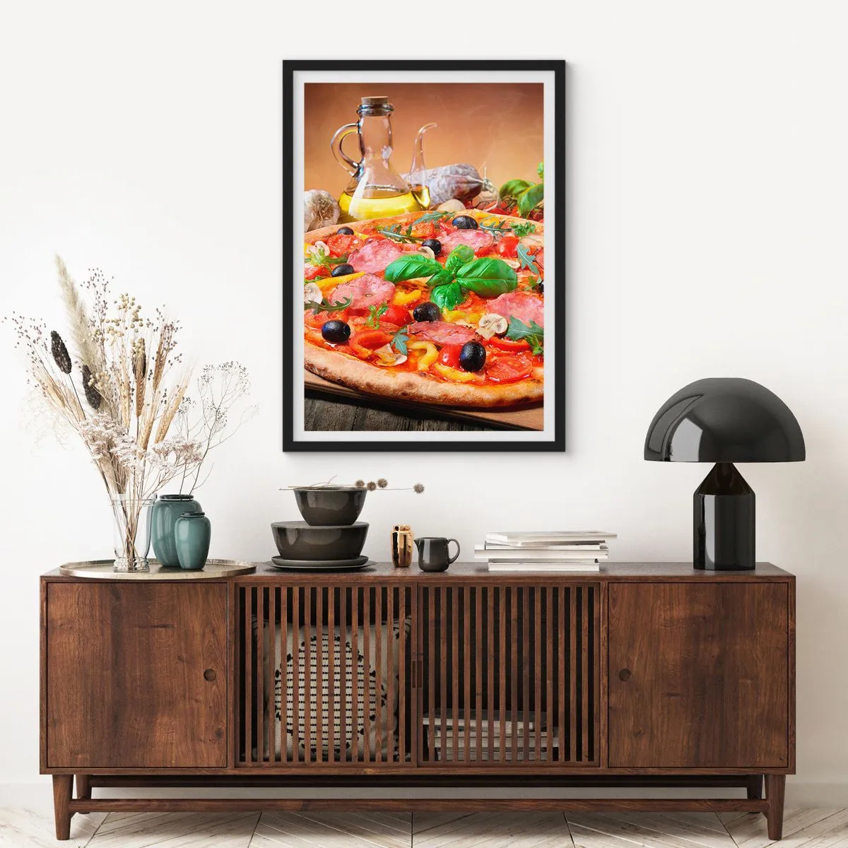 Poster in einem schwarzem Rahmen - Appetitliche Pizza mit Oliven und Kräutern auf einem Holztisch - 50x70cm - Mit echtem italienischem Flair - Moderne Wanddekoration für Wohnzimmer und Schlafzimmer ARTTOR