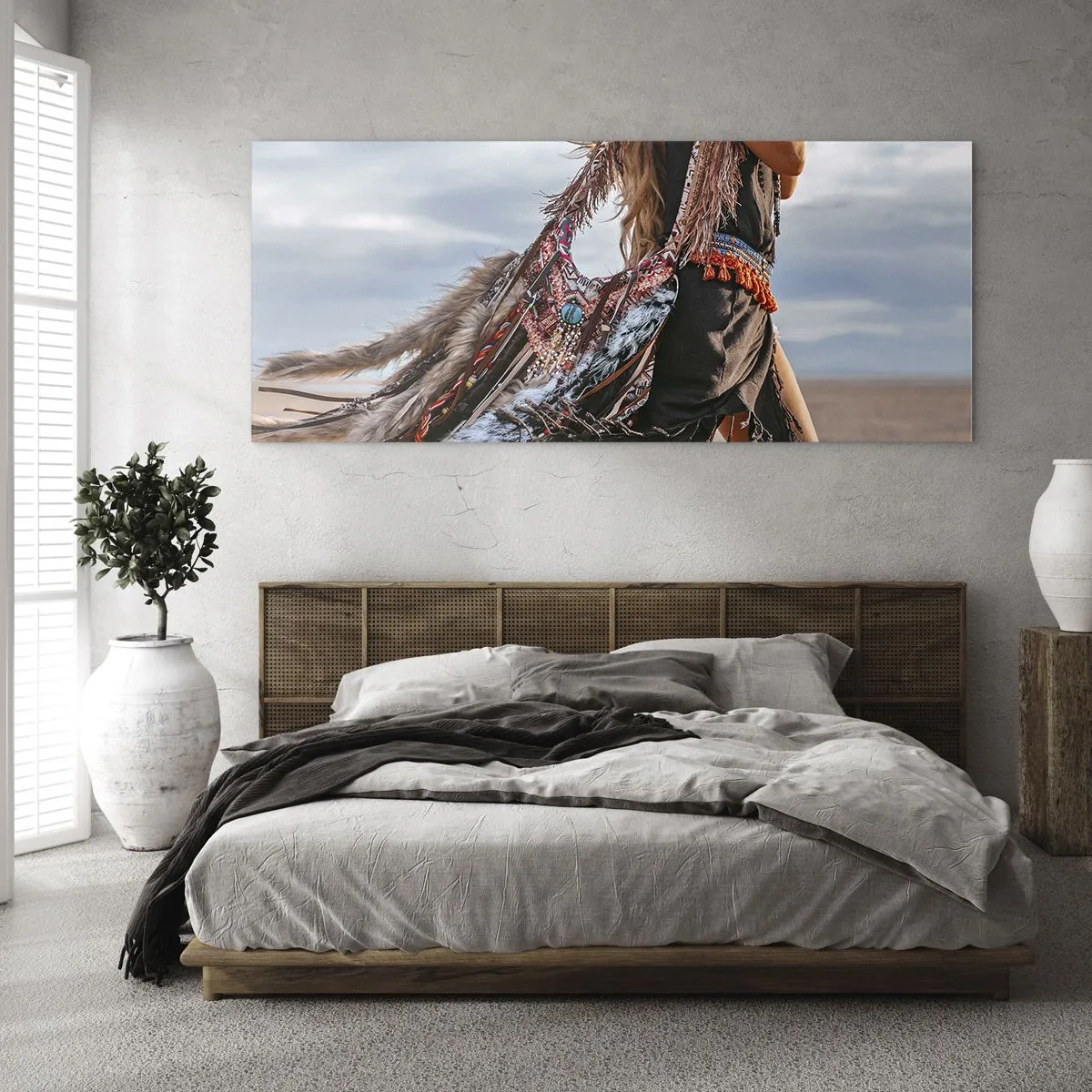 Glasbild - Bild auf glas - Eine Frau im Boho-Stil mit Feder- und Schmuckdetails - 120x50cm - Das Mädchen des Schamanen - Moderne Wanddekoration für Wohnzimmer und Schlafzimmer ARTTOR