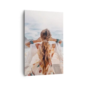 Bild auf Leinwand - Leinwandbild - Frau auf einem Boot mit Blick auf die Berge und das Wasser, Boho-Stil - 80x120cm - Auf dem Weg zum Glück - Moderne Wanddekoration für Wohnzimmer und Schlafzimmer ARTTOR