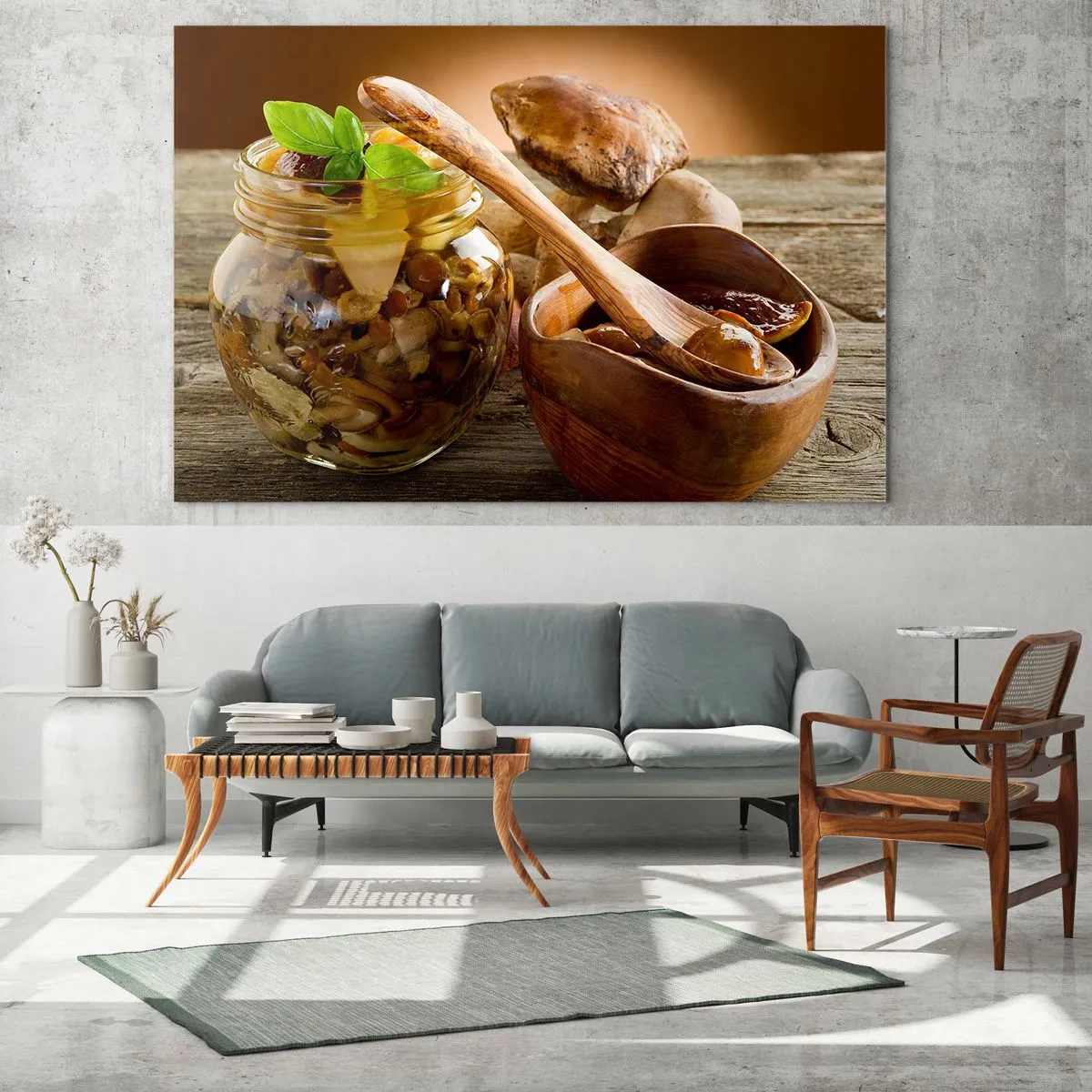 Glasbild - Bild auf glas - Eingelegte Pilze in einem Glas mit einer Holzschale und Pilzen auf dem Tisch im Hintergrund - 70x50cm - Ob frisch oder gesalzen, oder in der Herbstsaison ... - Moderne Wanddekoration für Wohnzimmer und Schlafzimmer ARTTOR