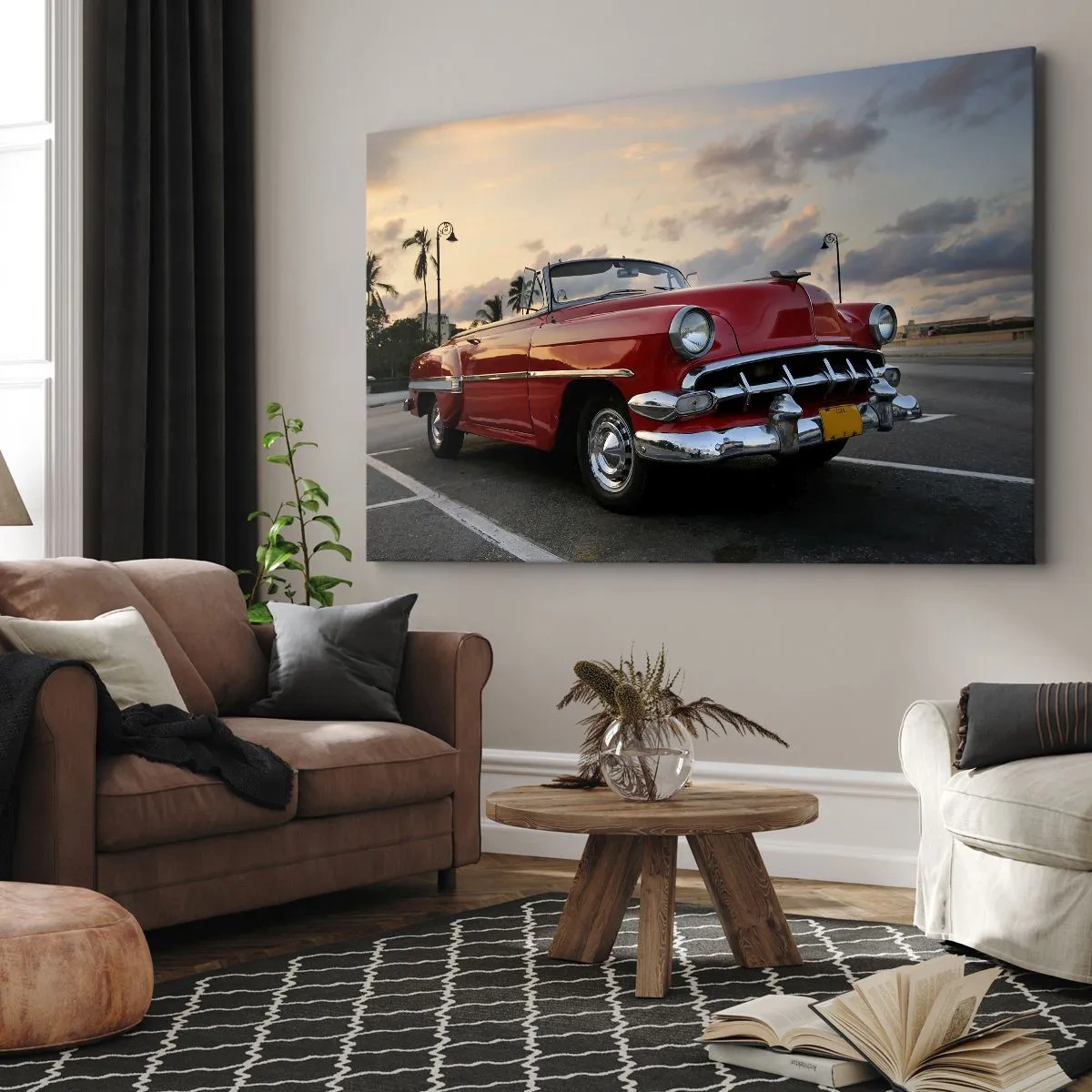 Bild auf Leinwand - Leinwandbild - Ein rotes klassisches Cabrio, das in der Abenddämmerung zwischen Palmen geparkt ist. - 70x50cm - Die rote Hitze der Tropen - Moderne Wanddekoration für Wohnzimmer und Schlafzimmer ARTTOR