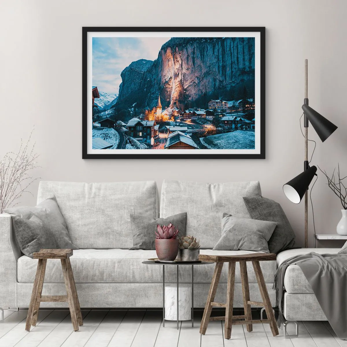 Poster in einem schwarzem Rahmen - Ein malerisches Winterdorf, umgeben von Bergen - 100x70cm - Der leuchtende Geist des Winters - Moderne Wanddekoration für Wohnzimmer und Schlafzimmer ARTTOR