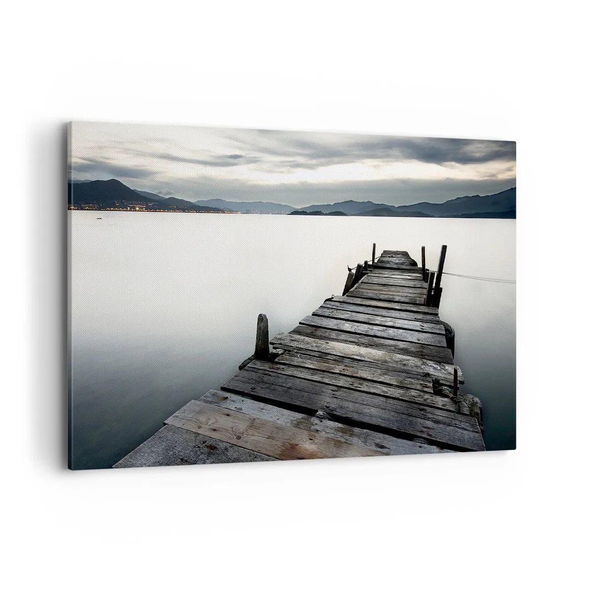 Bild auf Leinwand - Leinwandbild - Eine Holzbrücke, die zu einem ruhigen See führt - 100x70cm - Tauchen Sie ein in Ruhe - Moderne Wanddekoration für Wohnzimmer und Schlafzimmer ARTTOR