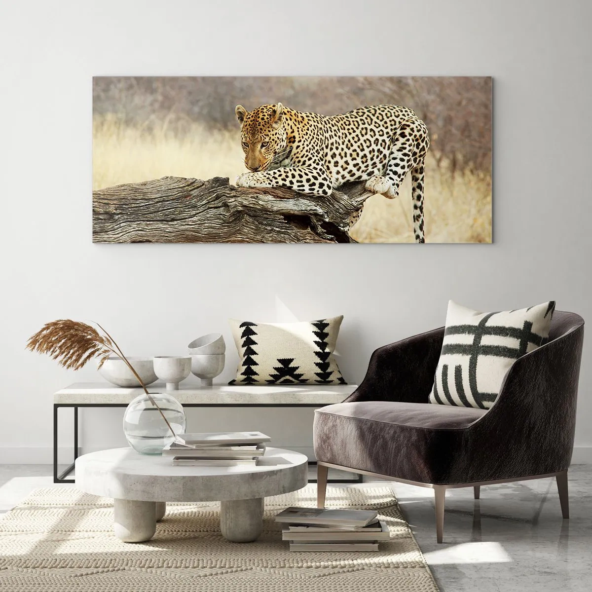 Glasbild - Bild auf glas - Ein Leopard ruht auf einem Baumstamm in der Savanne - 140x50cm - Ich gehe meine eigenen Wege - Moderne Wanddekoration für Wohnzimmer und Schlafzimmer ARTTOR