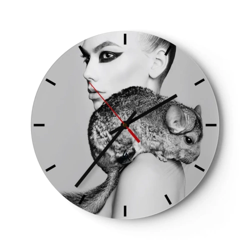 Wanduhr - Glasuhr - Porträt einer Frau mit einem Chinchilla in Schwarz-Weiß - 30x30cm - Dame mit einem Chinchilla - Moderne Wanddekoration für Wohnzimmer, Küche und Schlafzimmer ARTTOR