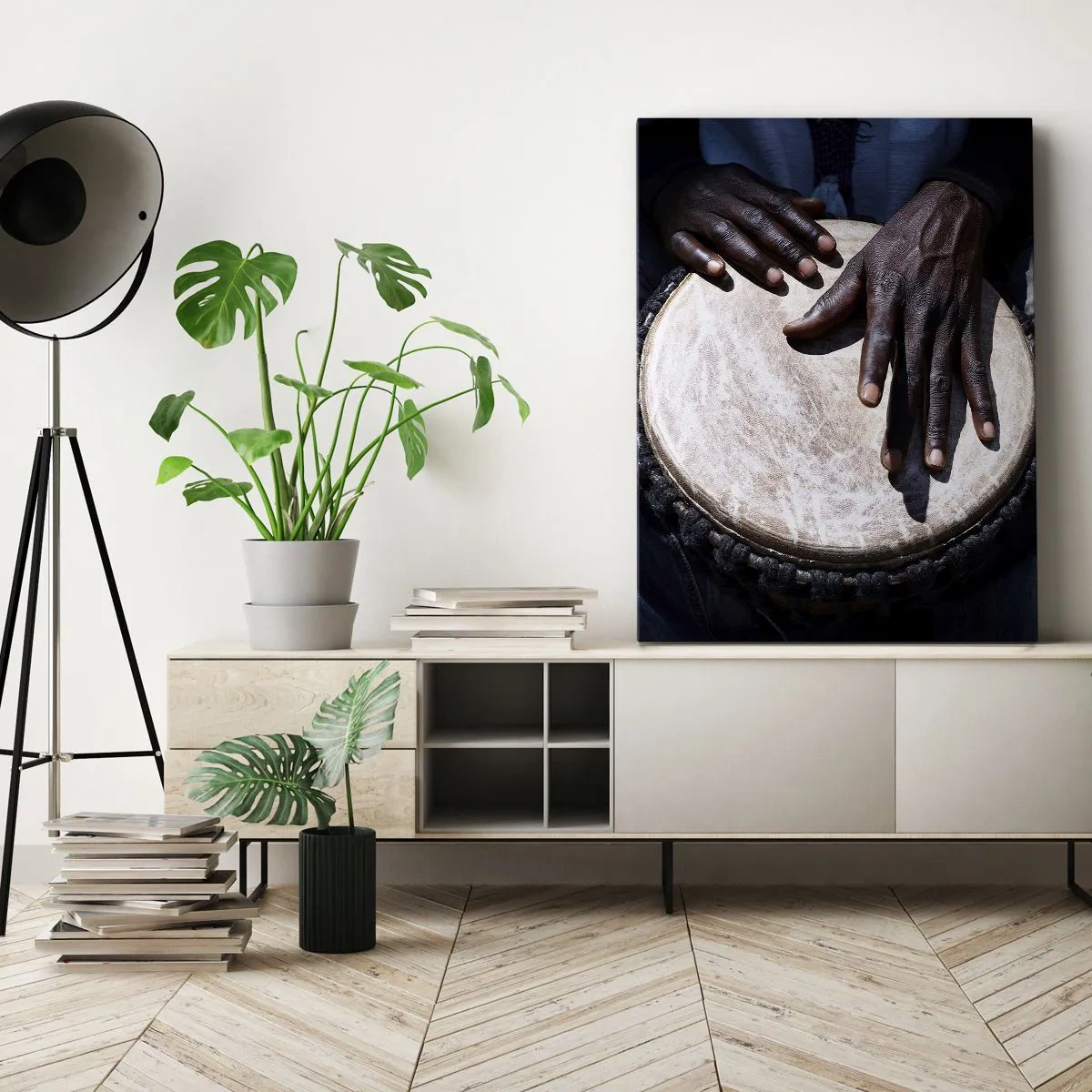 Bild auf Leinwand - Leinwandbild - Hände spielen eine Djembe-Trommel in einer dynamischen Komposition - 70x100cm - Lebe in deinem eigenen Rhythmus - Moderne Wanddekoration für Wohnzimmer und Schlafzimmer ARTTOR