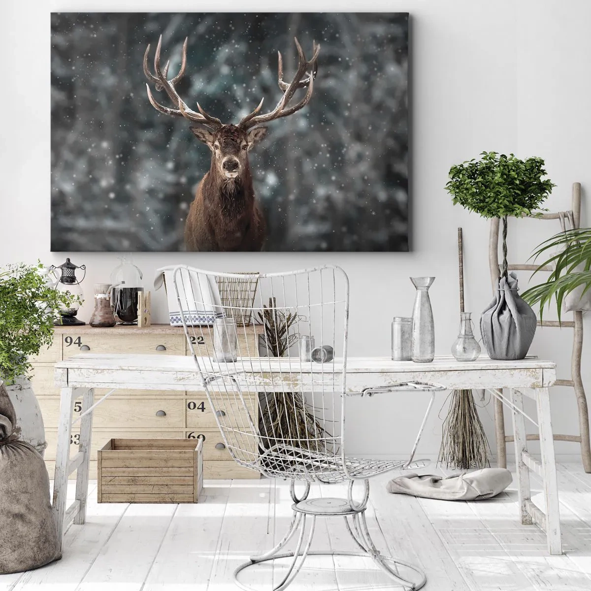 Bild auf Leinwand - Leinwandbild - Hirsche in einem Winterwald mit fallendem Schnee - 70x50cm - Gekrönter König des Waldes - Moderne Wanddekoration für Wohnzimmer und Schlafzimmer ARTTOR