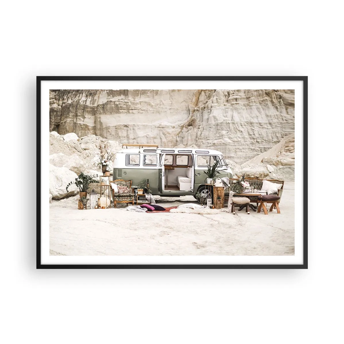 Poster in einem schwarzem Rahmen - Ein Retro-Camper im Boho-Design vor einer felsigen Landschaft. - 100x70cm - Es ist die Zeit, die Reise zu beginnen - Moderne Wanddekoration für Wohnzimmer und Schlafzimmer ARTTOR