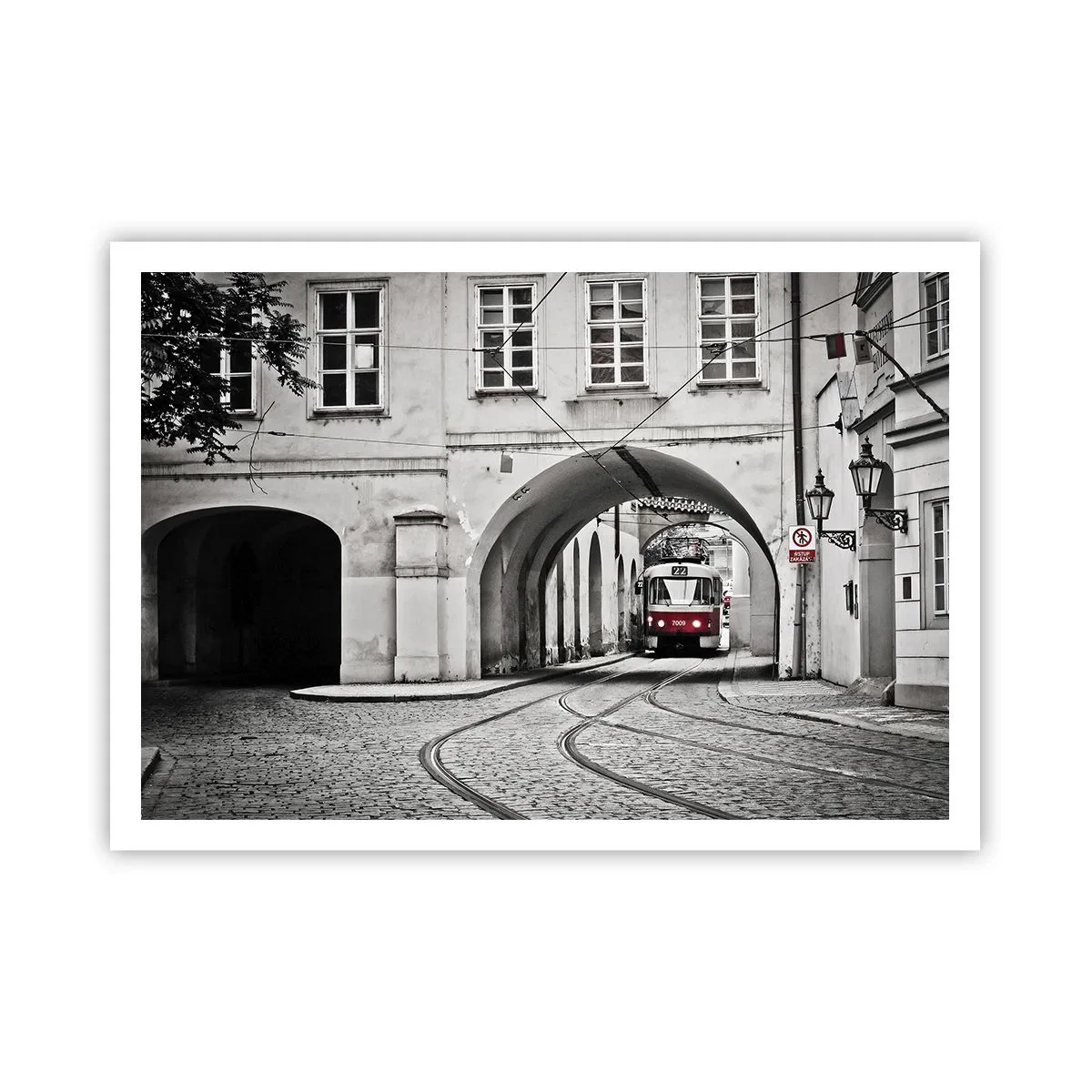 Poster - Eine schwarz-weiße Straßenbahn in einer historischen Stadtstraße - 100x70cm - Durch das Stadtlabyrinth - Moderne Wanddekoration für Wohnzimmer und Schlafzimmer ARTTOR
