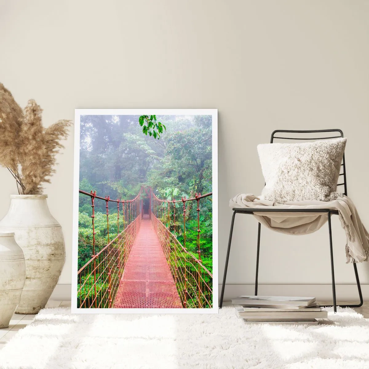 Poster - Eine Hängebrücke in einem tropischen Wald, eingehüllt in Nebel - 50x70cm - Über den Kronen aufgehängt - Moderne Wanddekoration für Wohnzimmer und Schlafzimmer ARTTOR