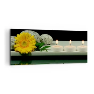 Bild auf Leinwand - Leinwandbild - Gelbe Blume, Kerzen und Steine vor dem Wasserhintergrund - 120x50cm - Beruhigung der Sinne - Moderne Wanddekoration für Wohnzimmer und Schlafzimmer ARTTOR