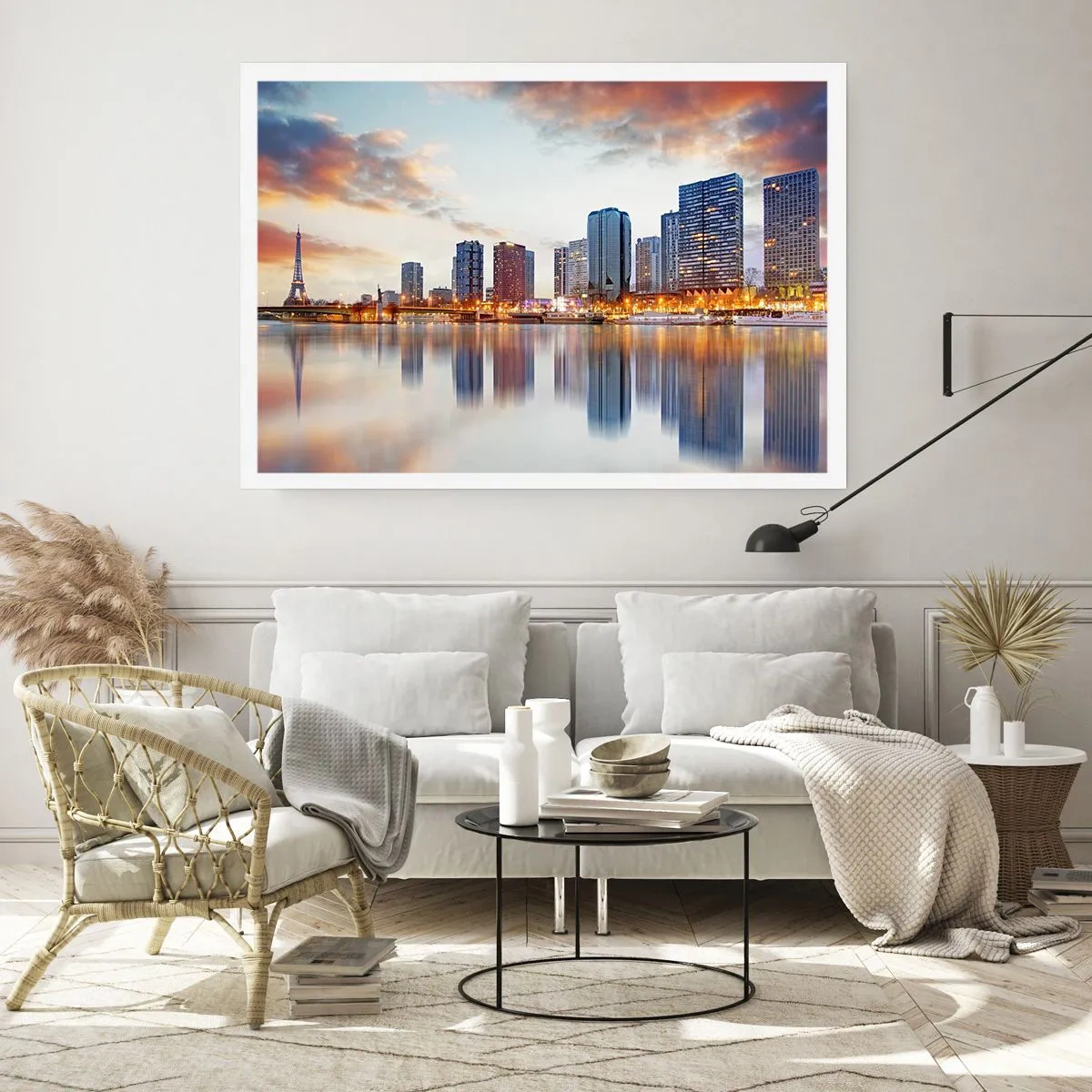 Poster - Panorama moderner Gebäude und des Eiffelturms über dem Wasser - 100x70cm - Die monumentale Ruhe von Paris - Moderne Wanddekoration für Wohnzimmer und Schlafzimmer ARTTOR