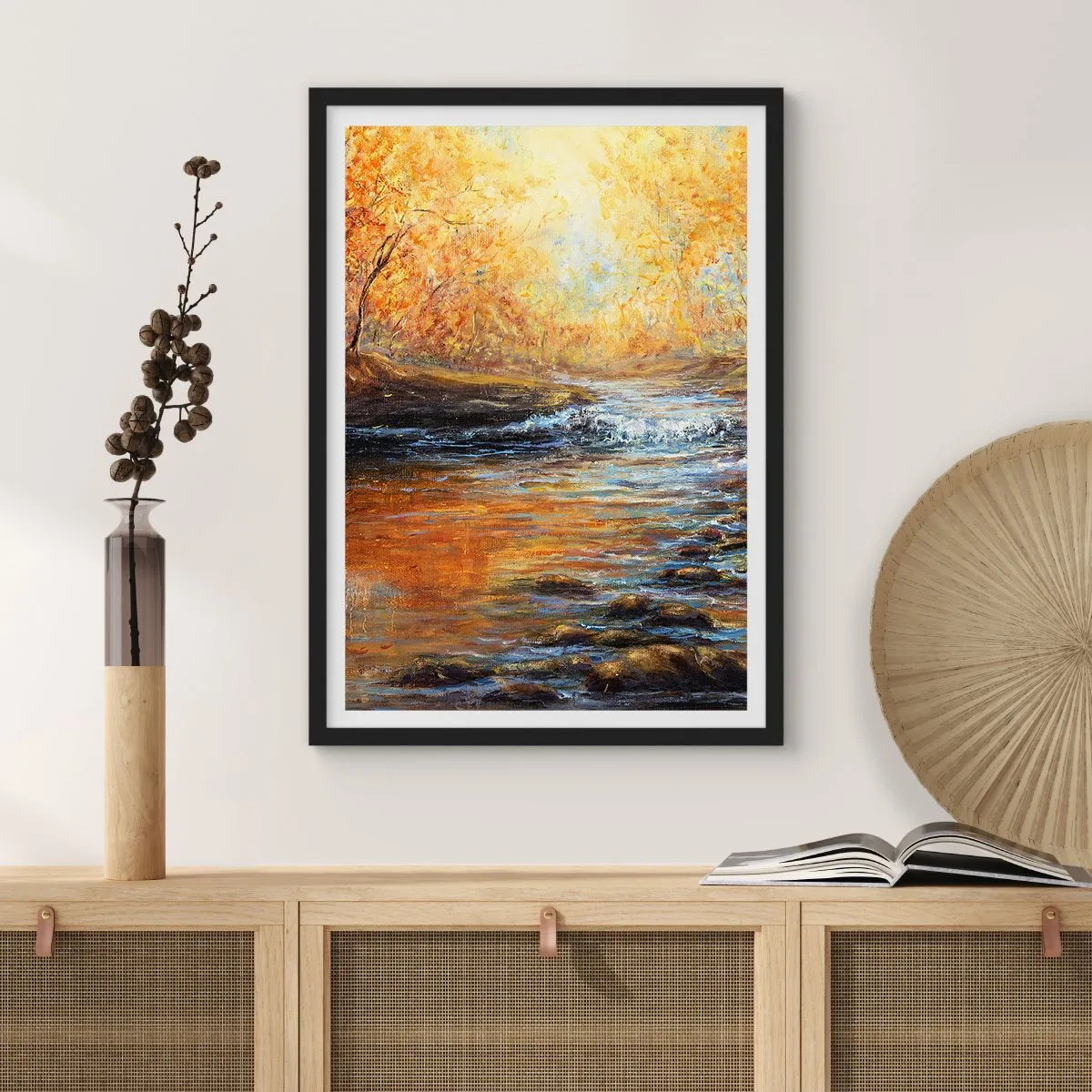 Poster in einem schwarzem Rahmen - Ein herbstlicher Bach, umgeben von goldenen Bäumen - 50x70cm - Der goldene Strom - Moderne Wanddekoration für Wohnzimmer und Schlafzimmer ARTTOR