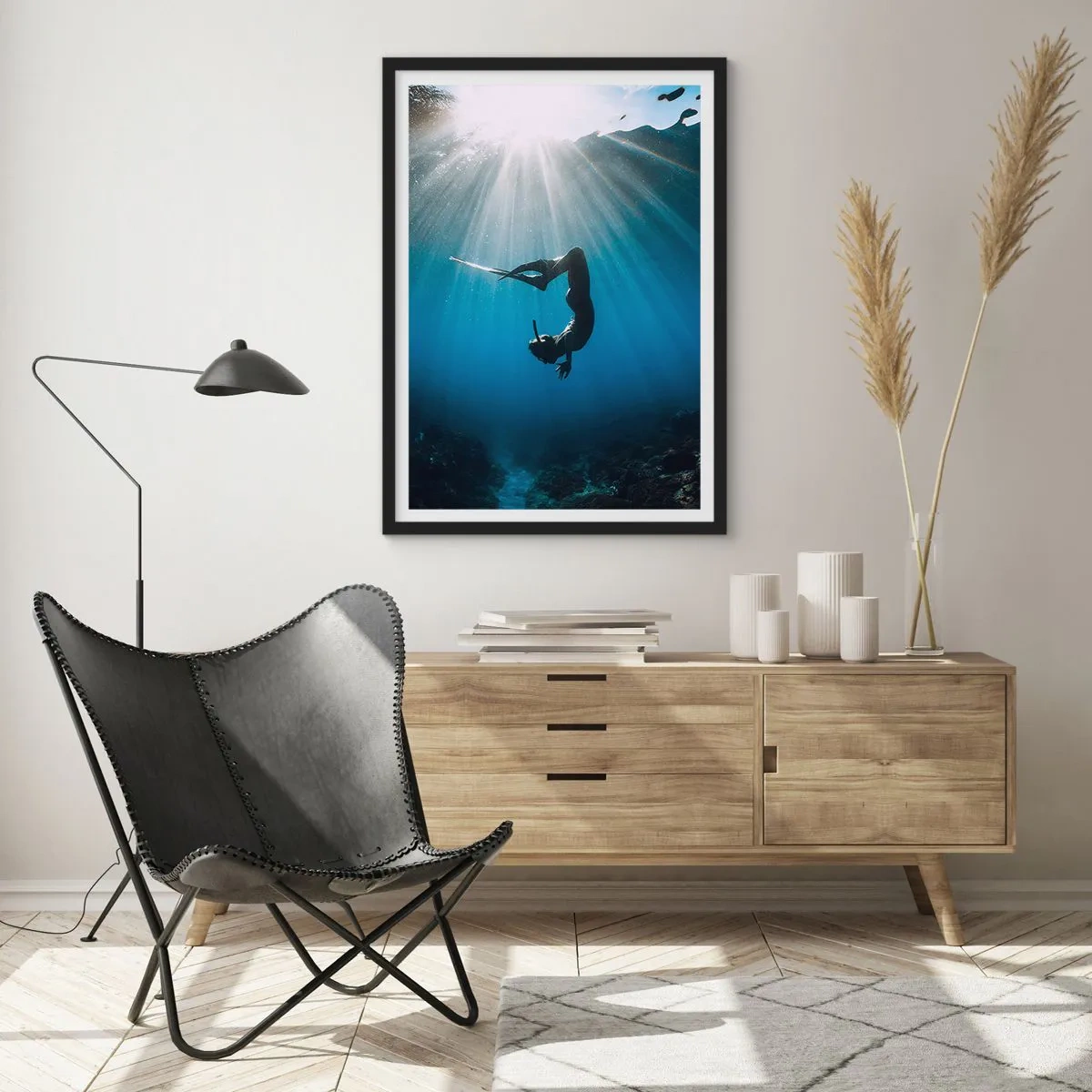 Poster in einem schwarzem Rahmen - Taucher in den Lichtstrahlen unter Wasser - 50x70cm - Tanz unter Wasser - Moderne Wanddekoration für Wohnzimmer und Schlafzimmer ARTTOR