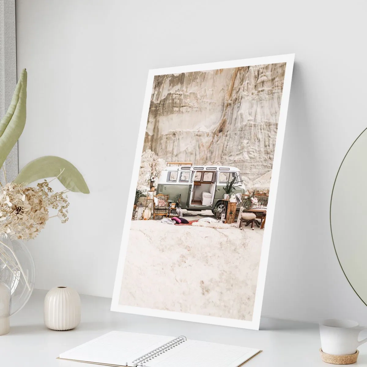 Poster - Retro-Van-Camping in einer Wüstenlandschaft mit rustikalen Akzenten - 50x70cm - Es ist die Zeit, die Reise zu beginnen - Moderne Wanddekoration für Wohnzimmer und Schlafzimmer ARTTOR