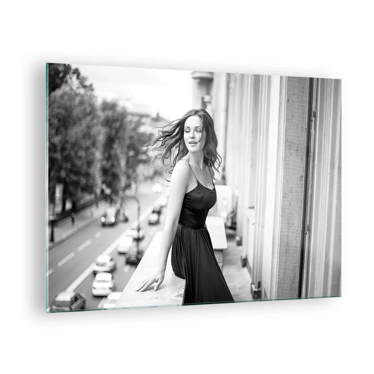Glasbild - Bild auf glas - Eine Frau in einem schwarzen Kleid auf einem Balkon im Pariser Stil - 70x50cm - Bestimmt ein Pariser - Moderne Wanddekoration für Wohnzimmer und Schlafzimmer ARTTOR