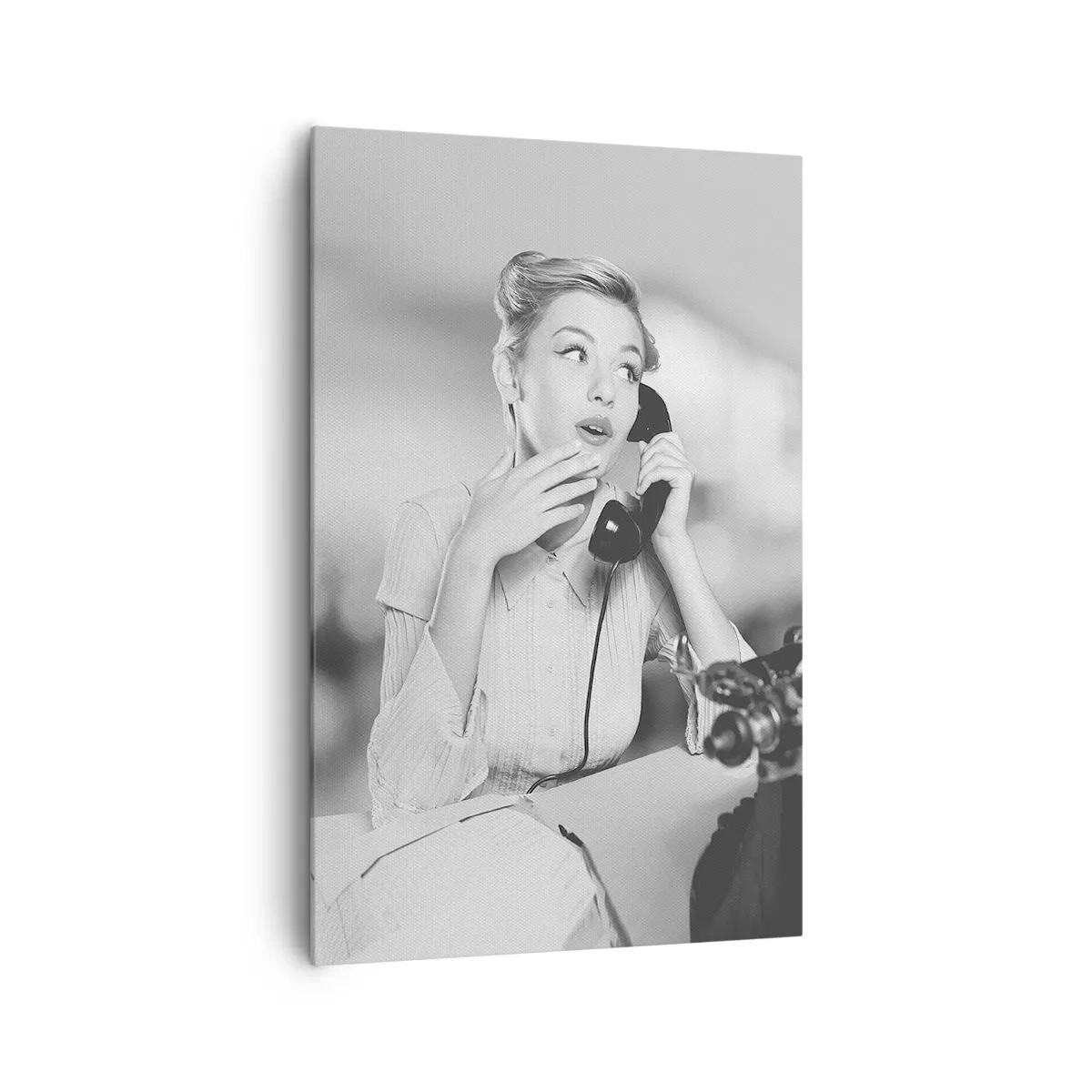 Bild auf Leinwand - Leinwandbild - Eine Frau telefoniert an einer Schreibmaschine - 80x120cm - Hallo, wir sind in den 1950er Jahren. - Moderne Wanddekoration für Wohnzimmer und Schlafzimmer ARTTOR