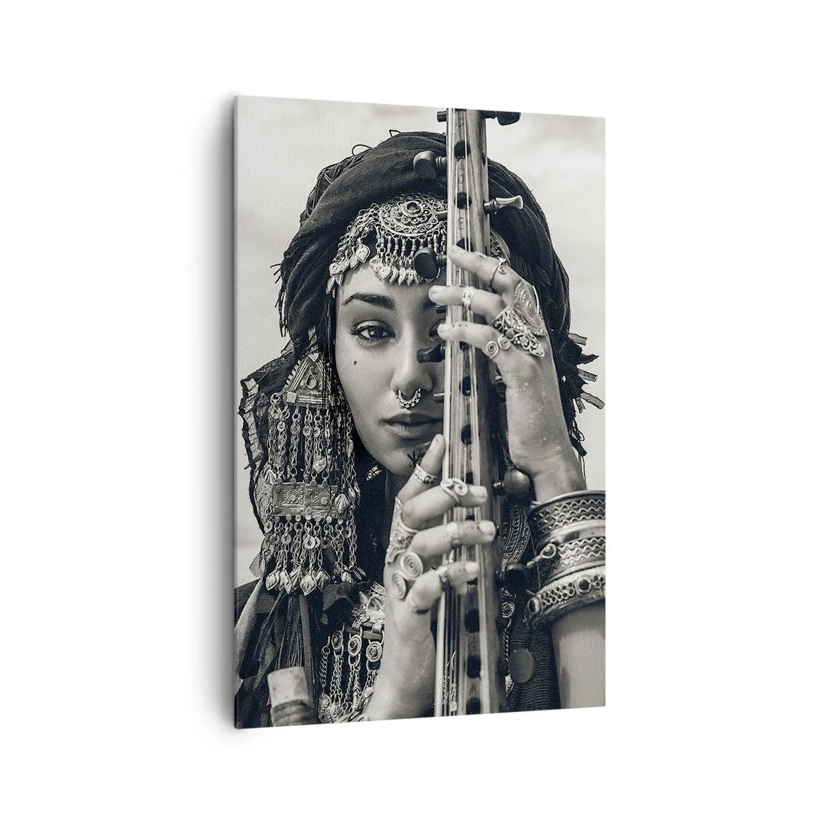 Bild auf Leinwand - Leinwandbild - Porträt einer Frau mit ethnischem Schmuck, die ein Instrument in der Hand hält - 80x120cm - Die Musik des Orients selbst - Moderne Wanddekoration für Wohnzimmer und Schlafzimmer ARTTOR