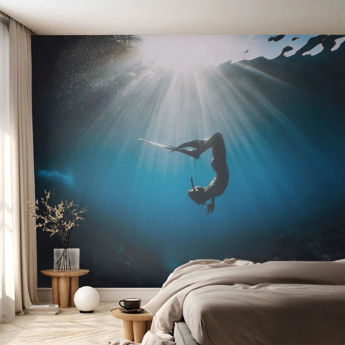 Fototapete Premium Sand - Ein Taucher, der im Licht der Unterwasserstrahlen schwebt - 100x70cm - Tanz unter Wasser - Moderne Wanddekoration für Wohnzimmer und Schlafzimmer ARTTOR