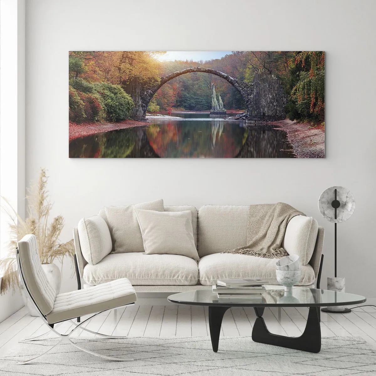 Glasbild - Bild auf glas - Eine Steinbrücke in einer Herbstlandschaft über ruhigem Wasser - 120x50cm - Auf der anderen Seite des Spiegels - Moderne Wanddekoration für Wohnzimmer und Schlafzimmer ARTTOR