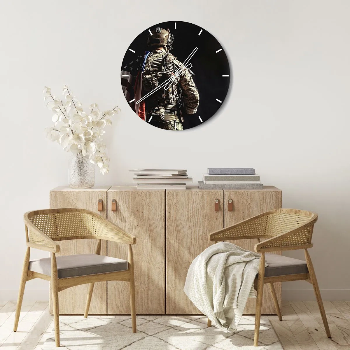 Wanduhr - Glasuhr - Ein Soldat in Uniform mit Rucksack und Flagge vor dunklem Hintergrund - 30x30cm - Darum - Moderne Wanddekoration für Wohnzimmer, Küche und Schlafzimmer ARTTOR