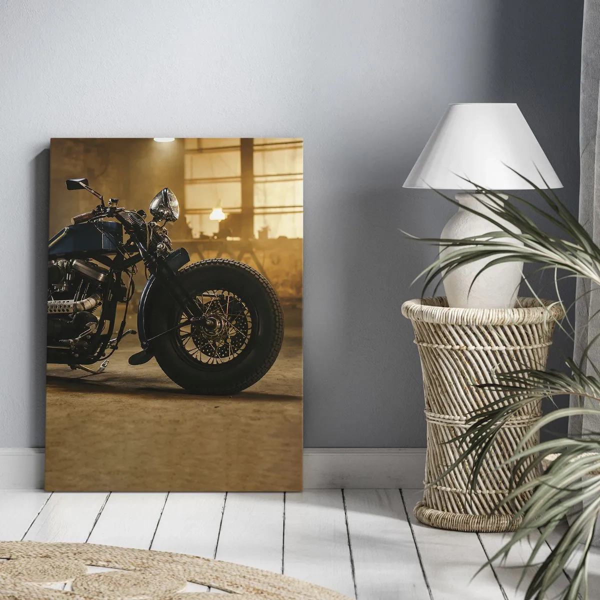 Bild auf Leinwand - Leinwandbild - Ein stylisches Motorrad in einem industriellen Interieur mit warmer Beleuchtung - 50x70cm - Ich kann alles - Moderne Wanddekoration für Wohnzimmer und Schlafzimmer ARTTOR