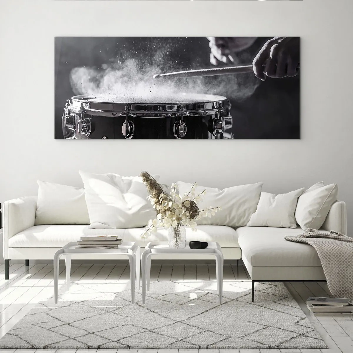 Glasbild - Bild auf glas - Schlagen der Snare Drum mit Sticks mit Staubeffekt - 140x50cm - Der Puls der Musik - Moderne Wanddekoration für Wohnzimmer und Schlafzimmer ARTTOR