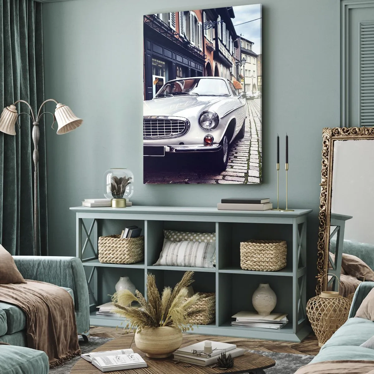 Bild auf Leinwand - Leinwandbild - Ein klassisches weißes Auto auf einer gepflasterten Stadtstraße - 80x120cm - Die Vergangenheit ist heute - Moderne Wanddekoration für Wohnzimmer und Schlafzimmer ARTTOR