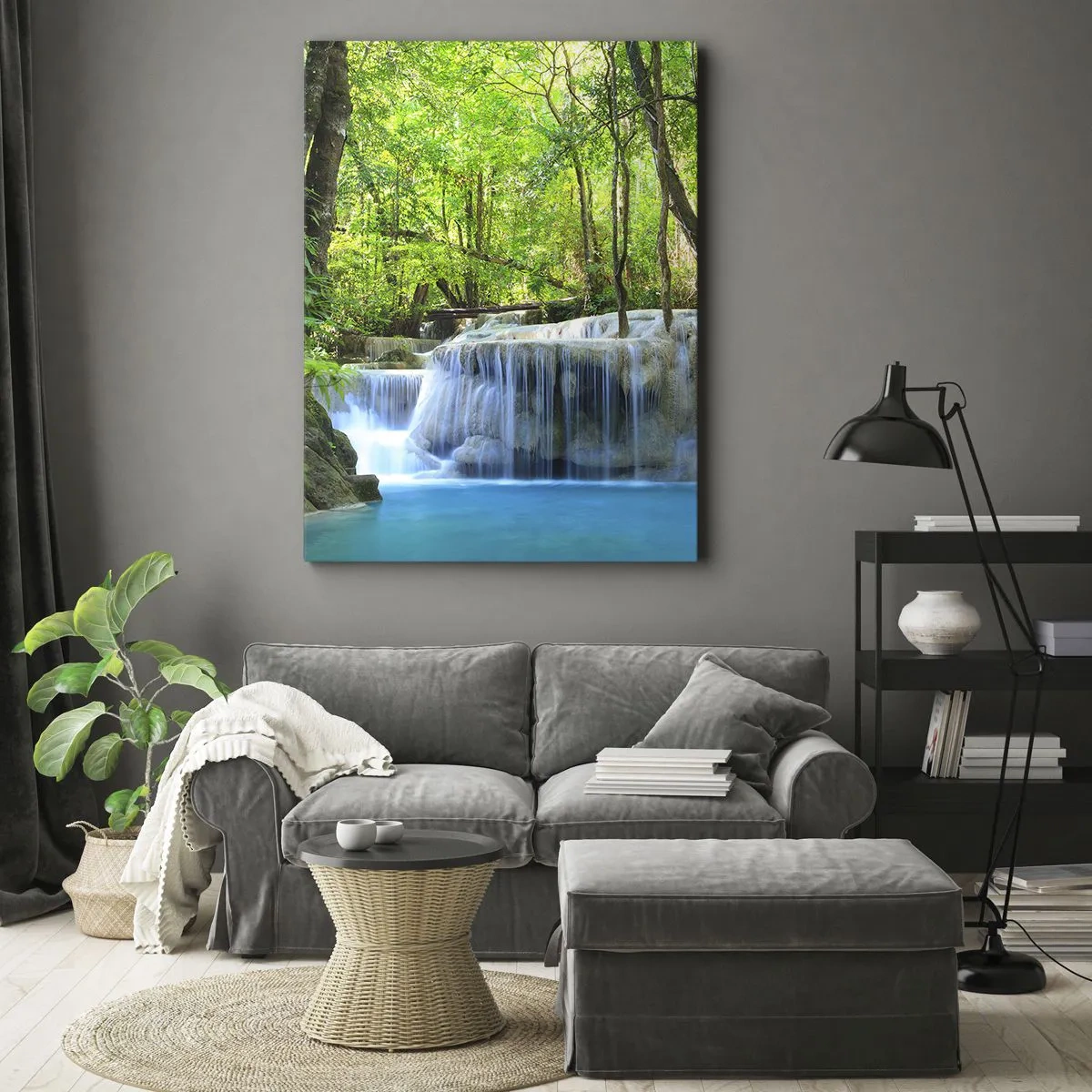 Bild auf Leinwand - Leinwandbild - Ein Wasserfall zwischen grünen Bäumen mit blauem Wasser in einer natürlichen Umgebung - 50x70cm - In Türkis und Grün ertrinken - Moderne Wanddekoration für Wohnzimmer und Schlafzimmer ARTTOR
