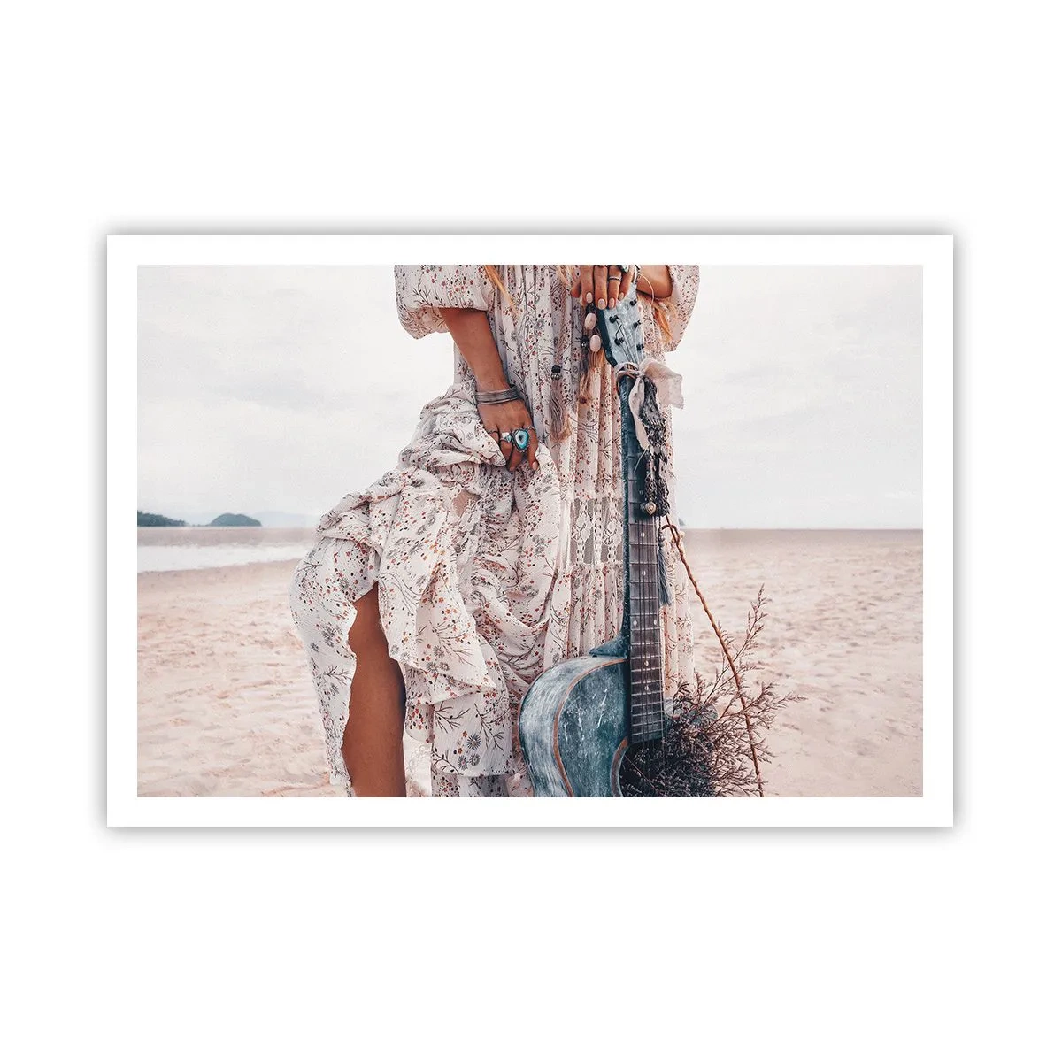 Poster - Frau im Boho-Stil mit Gitarre am Strand - 100x70cm - Kinderblumen auf dem Weg - Moderne Wanddekoration für Wohnzimmer und Schlafzimmer ARTTOR
