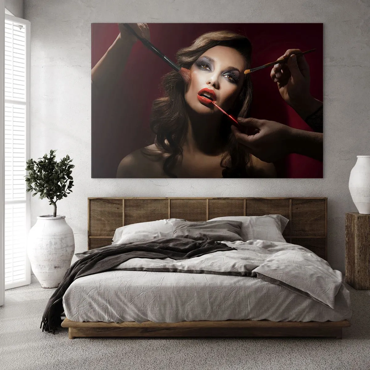 Glasbild - Bild auf glas - Frau beim Schminken vor dunklem Hintergrund - 70x50cm - Verträumt schön - Moderne Wanddekoration für Wohnzimmer und Schlafzimmer ARTTOR