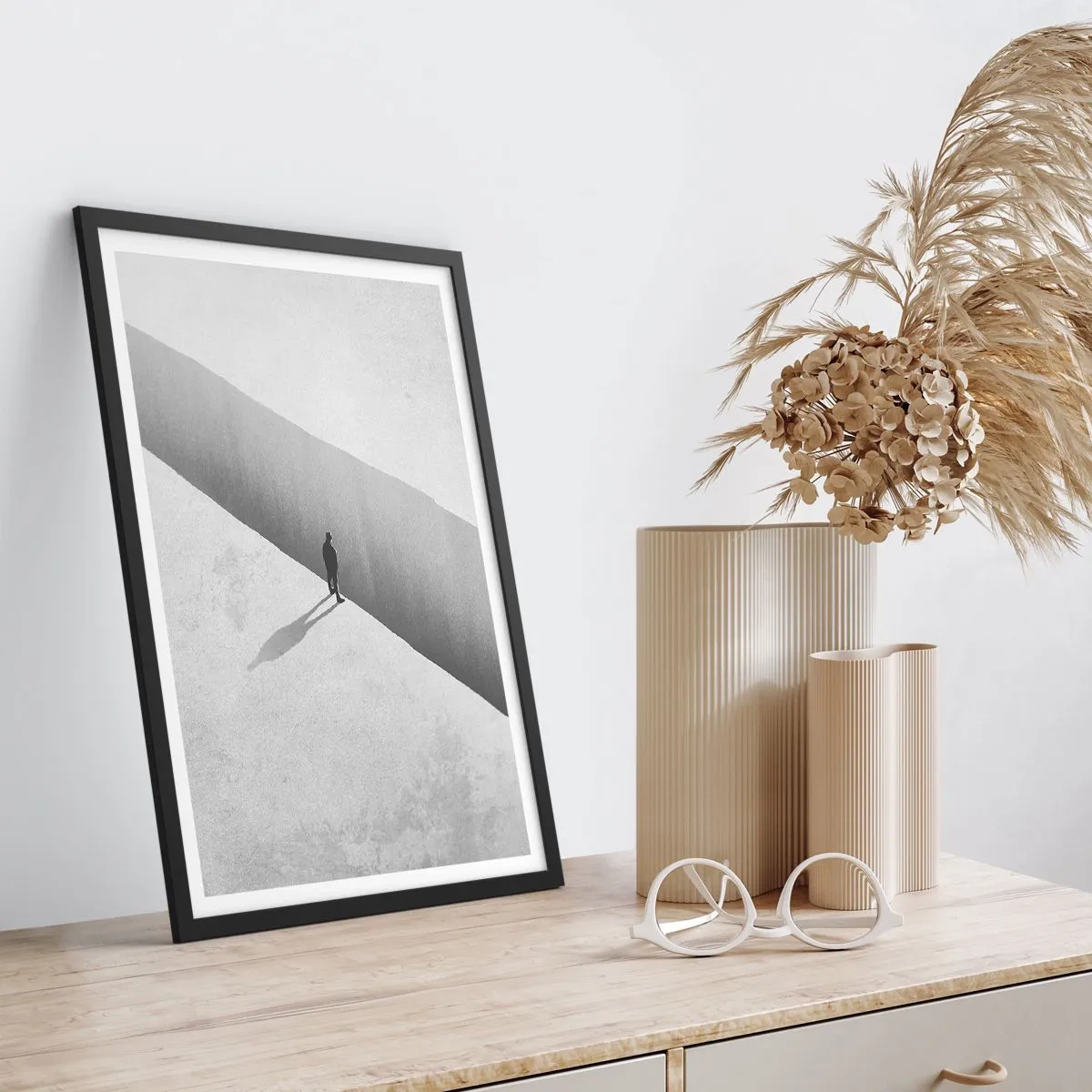 Poster in einem schwarzem Rahmen - Eine Figur, die in einer monochromen Umgebung über einem Abgrund steht - 50x70cm - Klares Ziel - Moderne Wanddekoration für Wohnzimmer und Schlafzimmer ARTTOR