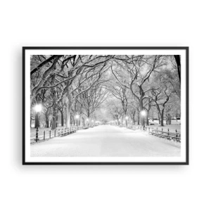 Poster in einem schwarzem Rahmen - Eine Winterallee mit schneebedeckten Bäumen in Monochrom - 100x70cm - Vier Jahreszeiten - Winter - Moderne Wanddekoration für Wohnzimmer und Schlafzimmer ARTTOR