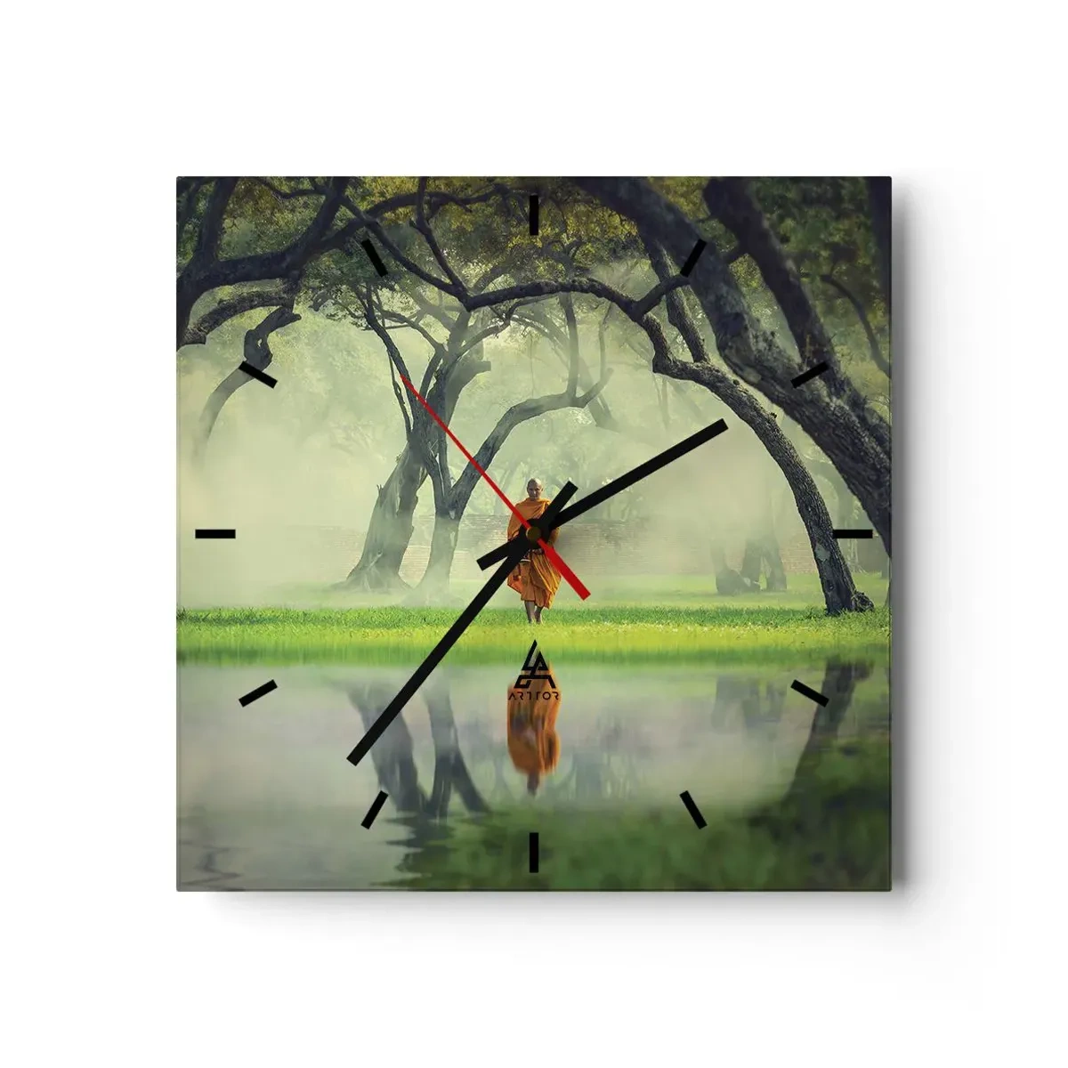 Wanduhr - Glasuhr - Ein Mönch in einer orangefarbenen Robe in einem Wald mit nebligem Hintergrund und Spiegelung im Wasser. - 30x30cm - Auf dem Weg zur Erleuchtung - Moderne Wanddekoration für Wohnzimmer und Schlafzimmer ARTTOR