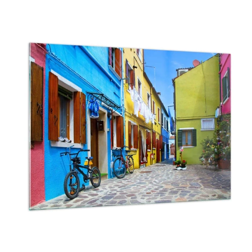 Glasbild - Bild auf glas - Eine bunte Straße mit Fahrrädern und dekorierten Häusern - 100x70cm - Pastell, süße Gasse - Moderne Wanddekoration für Wohnzimmer und Schlafzimmer ARTTOR