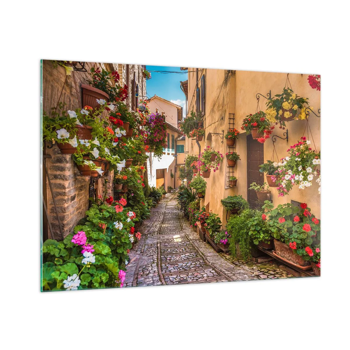 Glasbild - Bild auf glas - Eine charmante italienische Gasse mit Topfblumen und einer Kopfsteinpflasterstraße - 100x70cm - Italienische Gasse - Moderne Wanddekoration für Wohnzimmer und Schlafzimmer ARTTOR
