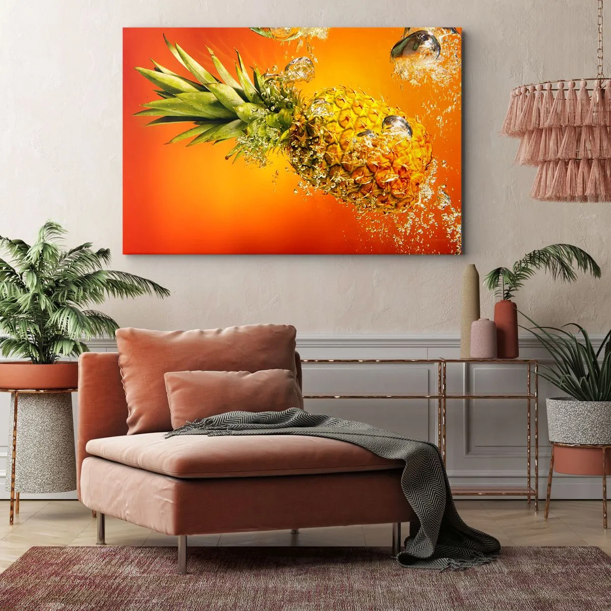 Bild auf Leinwand - Leinwandbild - Eine in Wasser getauchte Ananas vor einem orangefarbenen Hintergrund mit Farbverlauf. - 100x70cm - Tropisch saftige Frische - Moderne Wanddekoration für Wohnzimmer und Schlafzimmer ARTTOR