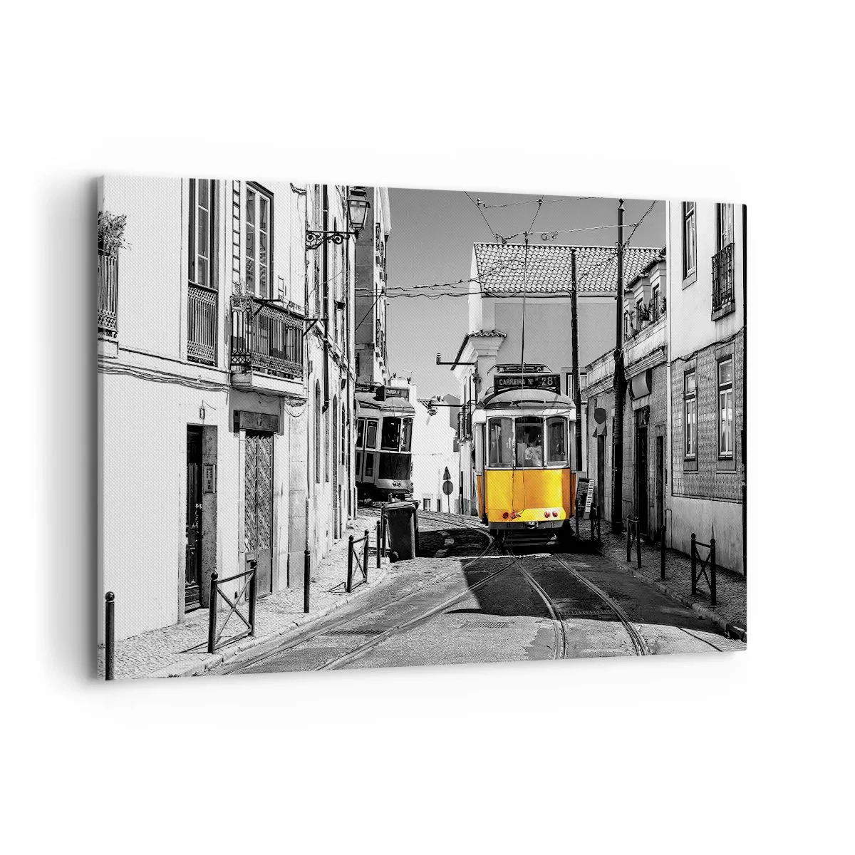 Bild auf Leinwand - Leinwandbild - Eine gelbe Straßenbahn auf den Straßen von Lissabon in einer monochromen Umgebung - 120x80cm - Der Geist von Lissabon - Moderne Wanddekoration für Wohnzimmer und Schlafzimmer ARTTOR