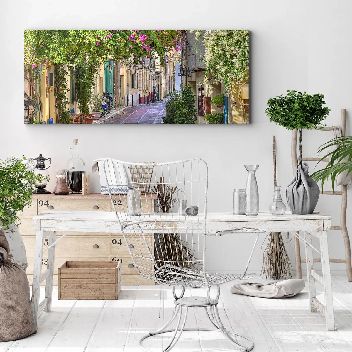 Bild auf Leinwand - Leinwandbild - Eine charmante Straße mit blühenden Weinreben und Cafétischen - 120x50cm - Blühende Gasse - Moderne Wanddekoration für Wohnzimmer und Schlafzimmer ARTTOR