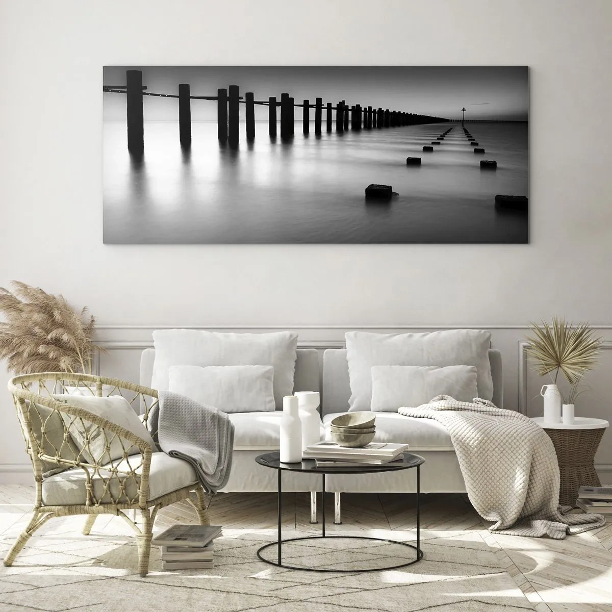 Glasbild - Bild auf glas - Im Wasser versunkene Holzpfähle und Betonblöcke in Schwarz-Weiß-Tönen - 140x50cm - Graue Distanz im Nebel - Moderne Wanddekoration für Wohnzimmer und Schlafzimmer ARTTOR