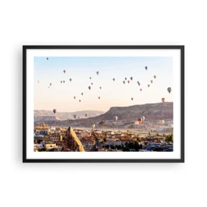 Poster in einem schwarzem Rahmen - Kappadokien mit Ballons vor der Kulisse malerischer Hügel - 70x50cm - Wie Schiffe am Himmel - Moderne Wanddekoration für Wohnzimmer und Schlafzimmer ARTTOR