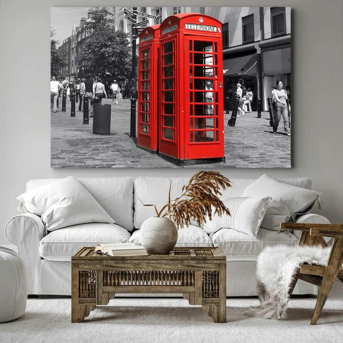 Bild auf Leinwand - Leinwandbild - Rote Telefonzellen vor einer schwarz-weißen Stadtkulisse. - 70x50cm - Rote Telefonzellen - Moderne Wanddekoration für Wohnzimmer und Schlafzimmer ARTTOR