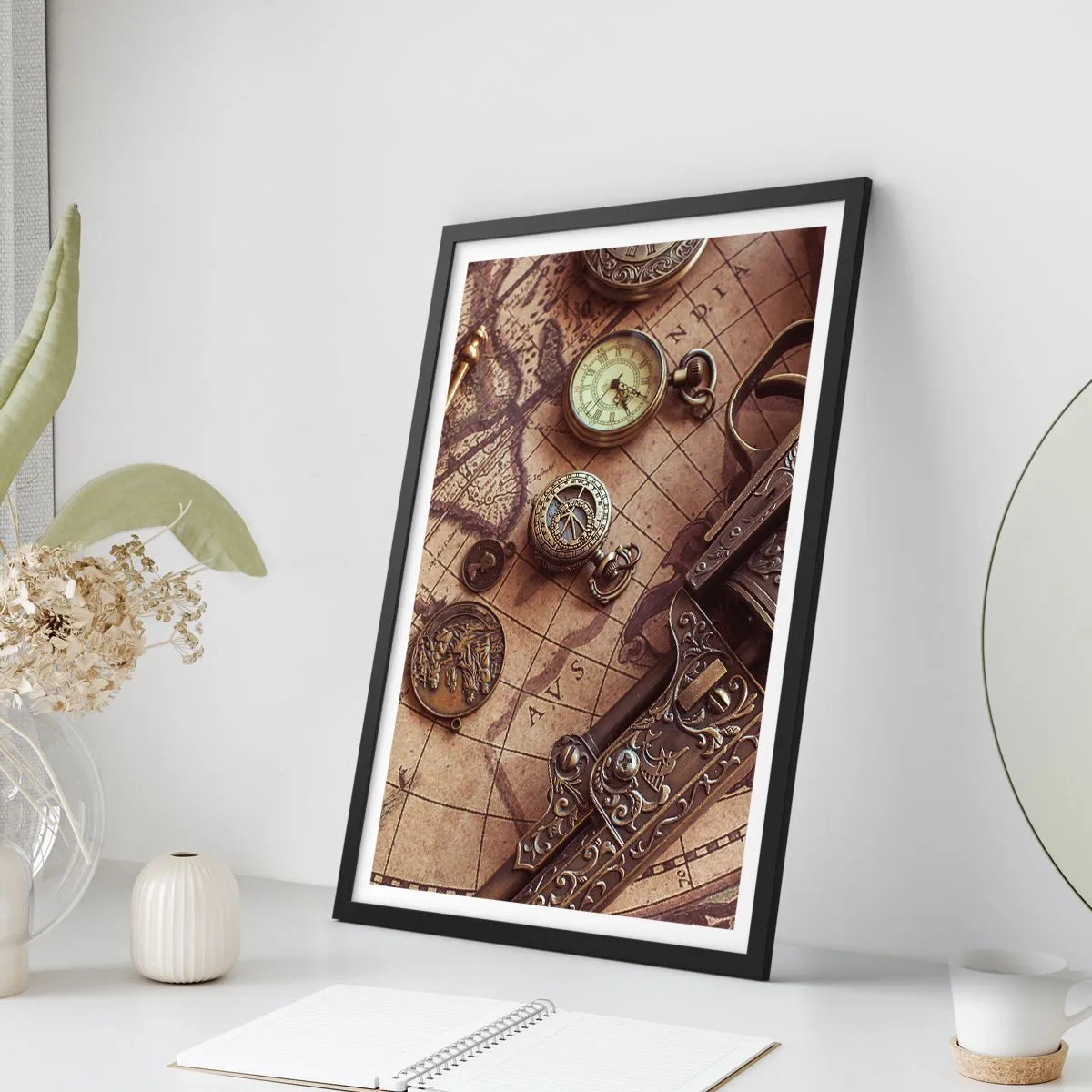 Poster in einem schwarzem Rahmen - Ein Kompass, eine Karte und altmodische Gegenstände, die Abenteuer symbolisieren - 50x70cm - Das Abenteuer ruft - Moderne Wanddekoration für Wohnzimmer und Schlafzimmer ARTTOR